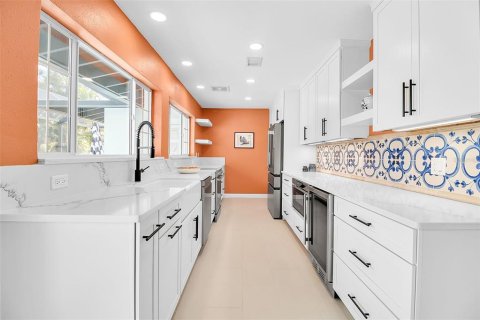 House in Venice, Florida 4 bedrooms, 312.52 sq.m. № 2202724 - photo 6