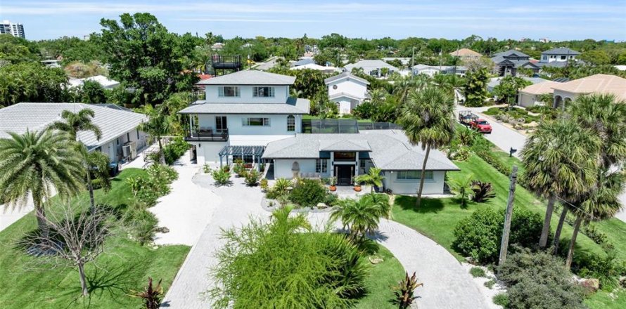 House in Venice, Florida 4 bedrooms, 312.52 sq.m. № 2202724