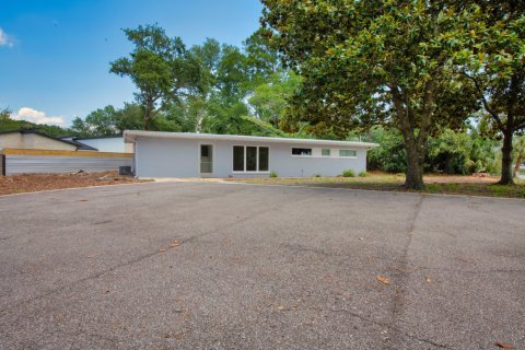 Commercial property in Fort Walton Beach, Florida № 589866 - photo 1