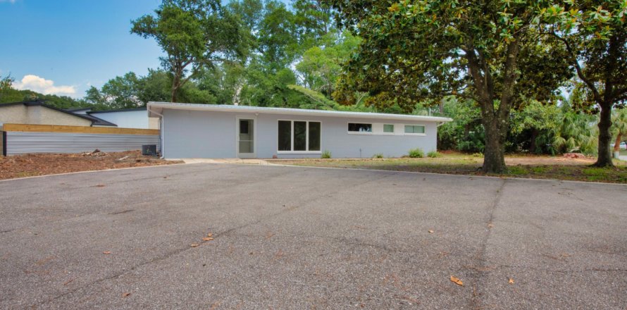 Commercial property in Fort Walton Beach, Florida № 589866