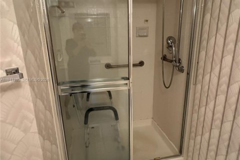 Condo in Sunrise, Florida, 2 bedrooms  № 2000757 - photo 14