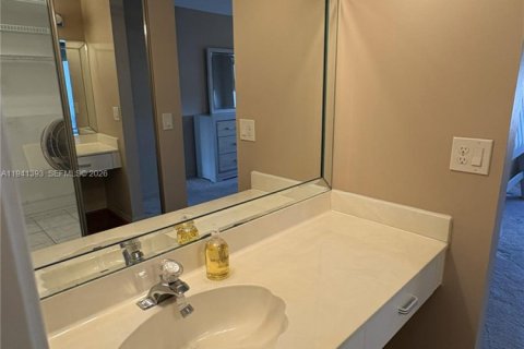 Condo in Sunrise, Florida, 2 bedrooms  № 2000757 - photo 15