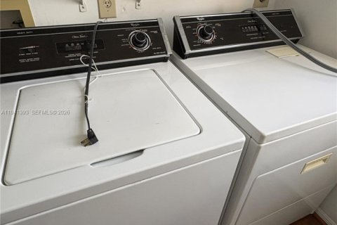 Condo in Sunrise, Florida, 2 bedrooms  № 2000757 - photo 24