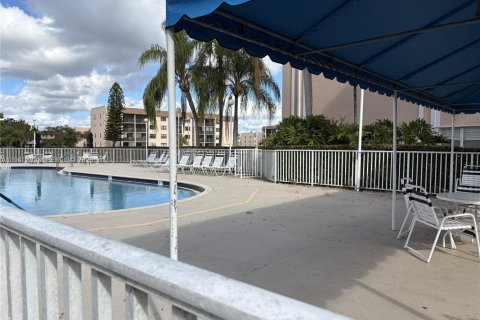 Condo in Sunrise, Florida, 2 bedrooms  № 2000757 - photo 3