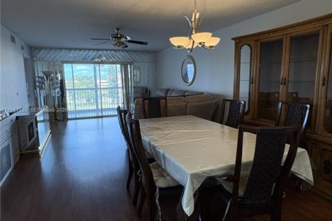 Condo in Sunrise, Florida, 2 bedrooms  № 2000757 - photo 17