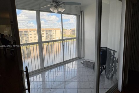 Condo in Sunrise, Florida, 2 bedrooms  № 2000757 - photo 10