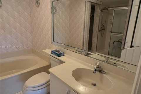 Condo in Sunrise, Florida, 2 bedrooms  № 2000757 - photo 13