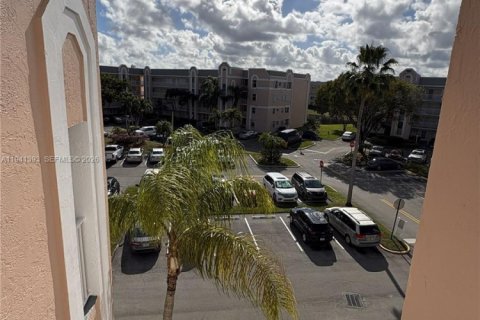 Condo in Sunrise, Florida, 2 bedrooms  № 2000757 - photo 2