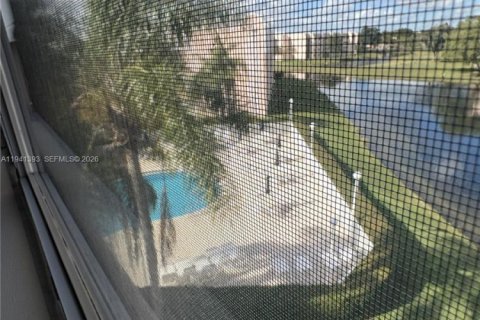 Condo in Sunrise, Florida, 2 bedrooms  № 2000757 - photo 4