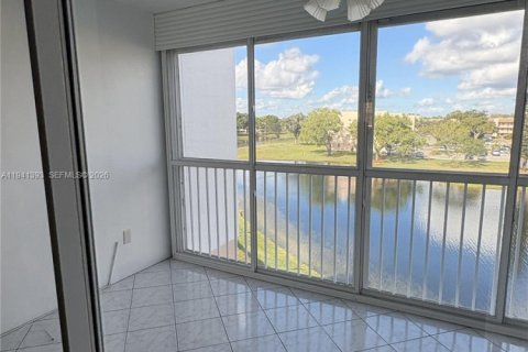 Condo in Sunrise, Florida, 2 bedrooms  № 2000757 - photo 11