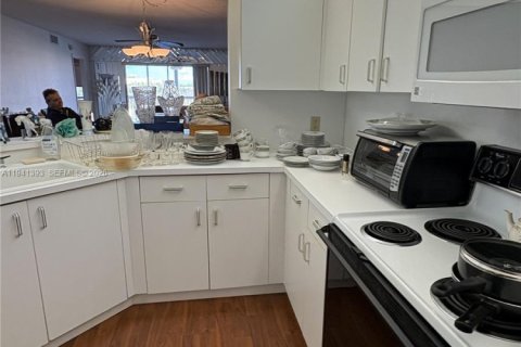 Condo in Sunrise, Florida, 2 bedrooms  № 2000757 - photo 7