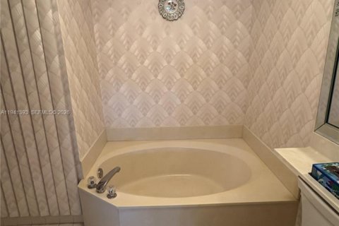 Condo in Sunrise, Florida, 2 bedrooms  № 2000757 - photo 12