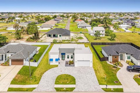 House in Cape Coral, Florida 3 bedrooms, 181.44 sq.m. № 2204747 - photo 25
