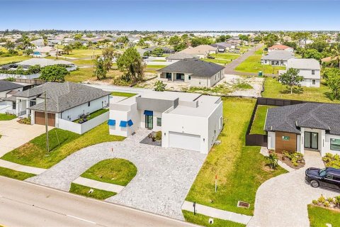 House in Cape Coral, Florida 3 bedrooms, 181.44 sq.m. № 2204747 - photo 24