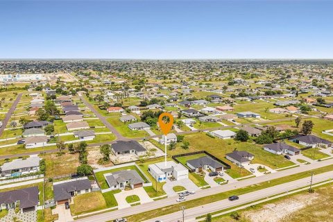 House in Cape Coral, Florida 3 bedrooms, 181.44 sq.m. № 2204747 - photo 26