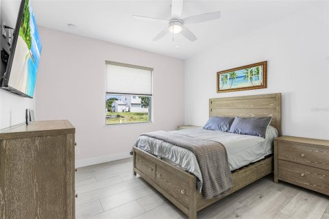 House in Cape Coral, Florida 3 bedrooms, 181.44 sq.m. № 2204747 - photo 14