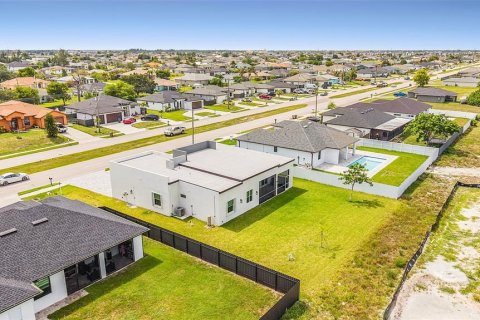 House in Cape Coral, Florida 3 bedrooms, 181.44 sq.m. № 2204747 - photo 27
