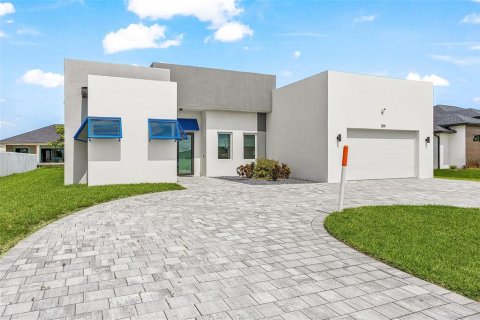 House in Cape Coral, Florida 3 bedrooms, 181.44 sq.m. № 2204747 - photo 3