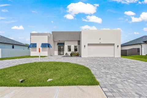 House in Cape Coral, Florida 3 bedrooms, 181.44 sq.m. № 2204747 - photo 2