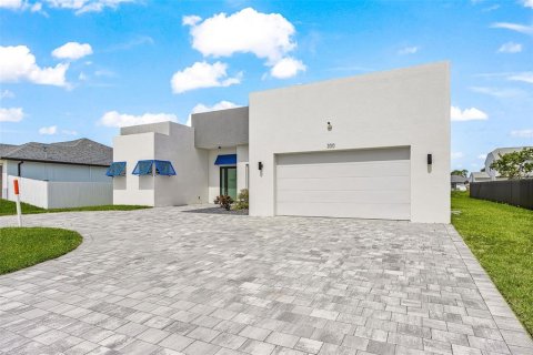 House in Cape Coral, Florida 3 bedrooms, 181.44 sq.m. № 2204747