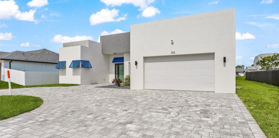 House in Cape Coral, Florida 3 bedrooms, 181.44 sq.m. № 2204747