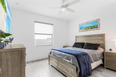 House in Cape Coral, Florida 3 bedrooms, 181.44 sq.m. № 2204747 - photo 16