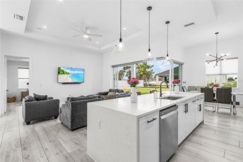 House in Cape Coral, Florida 3 bedrooms, 181.44 sq.m. № 2204747 - photo 10