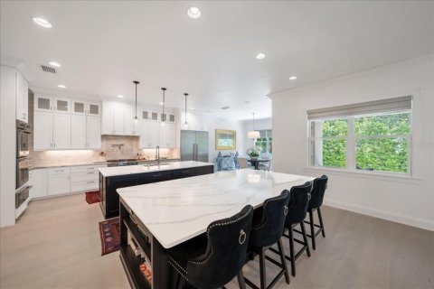 House in Tampa, Florida 5 bedrooms, 478.82 sq.m. № 1629737 - photo 15