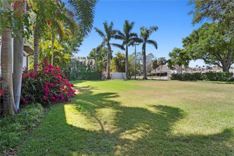 House in Tampa, Florida 5 bedrooms, 478.82 sq.m. № 1629737 - photo 5