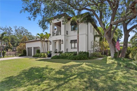House in Tampa, Florida 5 bedrooms, 478.82 sq.m. № 1629737 - photo 1
