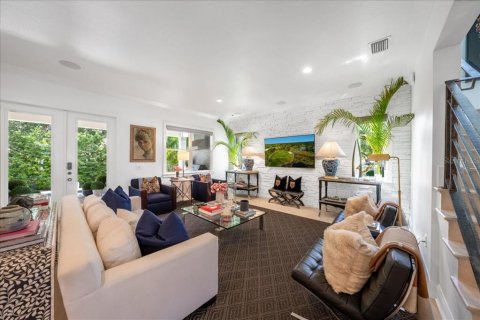 House in Tampa, Florida 5 bedrooms, 478.82 sq.m. № 1629737 - photo 9