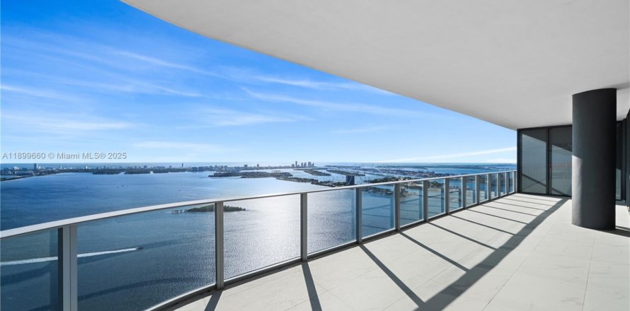 Condo in Miami, Florida, 4 bedrooms  № 1953494