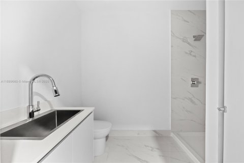 Condo in Miami, Florida, 4 bedrooms  № 1953494 - photo 7