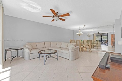 Condo in Hollywood, Florida, 2 bedrooms  № 1797000 - photo 13