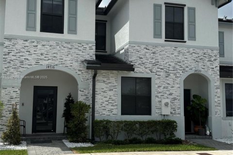 Townhouse in Miami, Florida 3 bedrooms, 141.21 sq.m. № 1706157 - photo 1