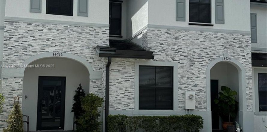 Townhouse in Miami, Florida 3 bedrooms, 141.21 sq.m. № 1706157