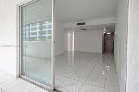 Снять в аренду кондоминиум в Майами, Флорида 3 спальни, 77.57м2, № 1964054 - фото 14