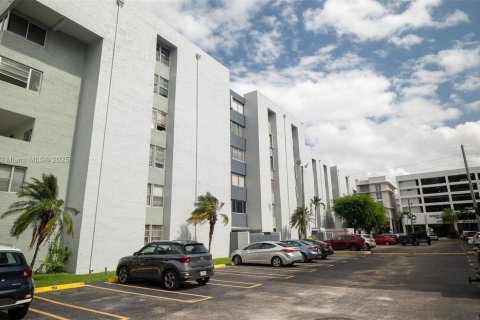 Снять в аренду кондоминиум в Майами, Флорида 3 спальни, 77.57м2, № 1964054 - фото 2