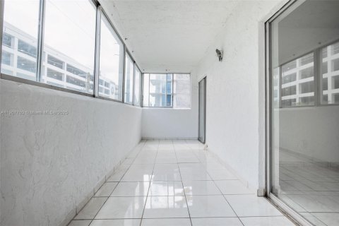 Снять в аренду кондоминиум в Майами, Флорида 3 спальни, 77.57м2, № 1964054 - фото 16