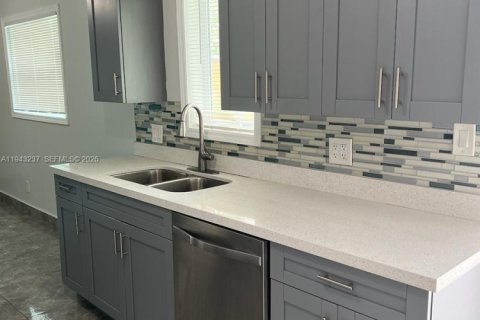 Villa ou maison à louer à Pompano Beach, Floride: 4 chambres, 156.45 m2 № 1999550 - photo 2