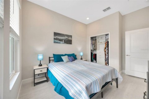 Townhouse in Tampa, Florida 4 bedrooms, 260.5 sq.m. № 1907379 - photo 14