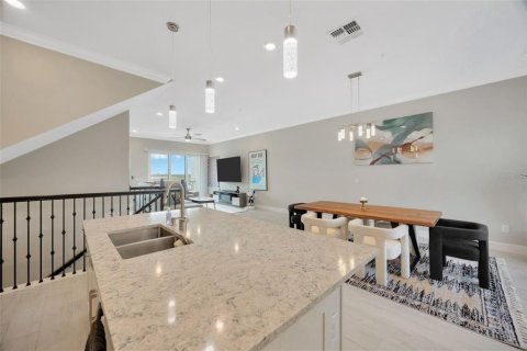 Townhouse in Tampa, Florida 4 bedrooms, 260.5 sq.m. № 1907379 - photo 21