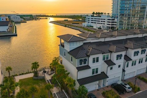 Townhouse in Tampa, Florida 4 bedrooms, 260.5 sq.m. № 1907379 - photo 1