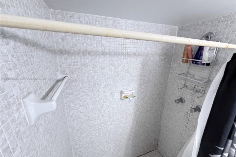 Condo in Deerfield Beach, Florida, 2 bedrooms № 2393227 - photo 30