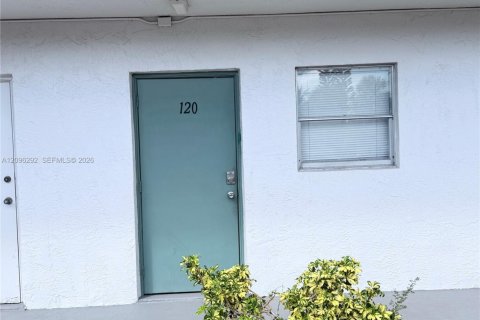 Condo in Deerfield Beach, Florida, 2 bedrooms № 2393227 - photo 3