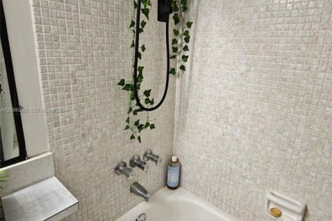 Condo in Deerfield Beach, Florida, 2 bedrooms № 2393227 - photo 14