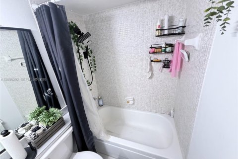 Condo in Deerfield Beach, Florida, 2 bedrooms № 2393227 - photo 20