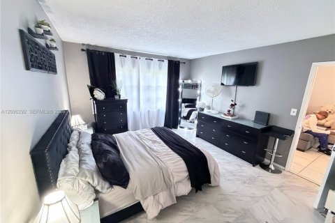 Condo in Deerfield Beach, Florida, 2 bedrooms № 2393227 - photo 22