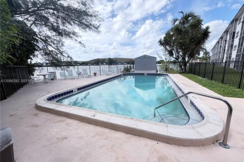 Condo in Deerfield Beach, Florida, 2 bedrooms № 2393227 - photo 17