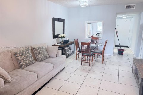 Condo in Deerfield Beach, Florida, 2 bedrooms № 2393227 - photo 25